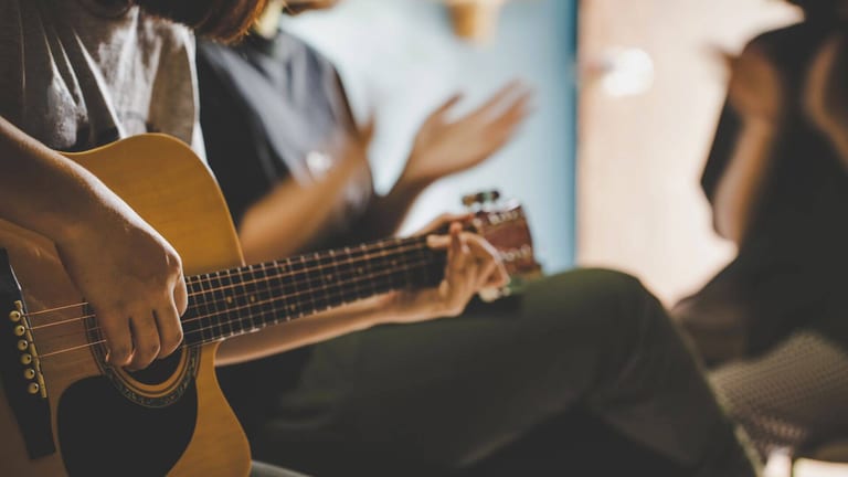 How to Craft a Worship Leader Job Description